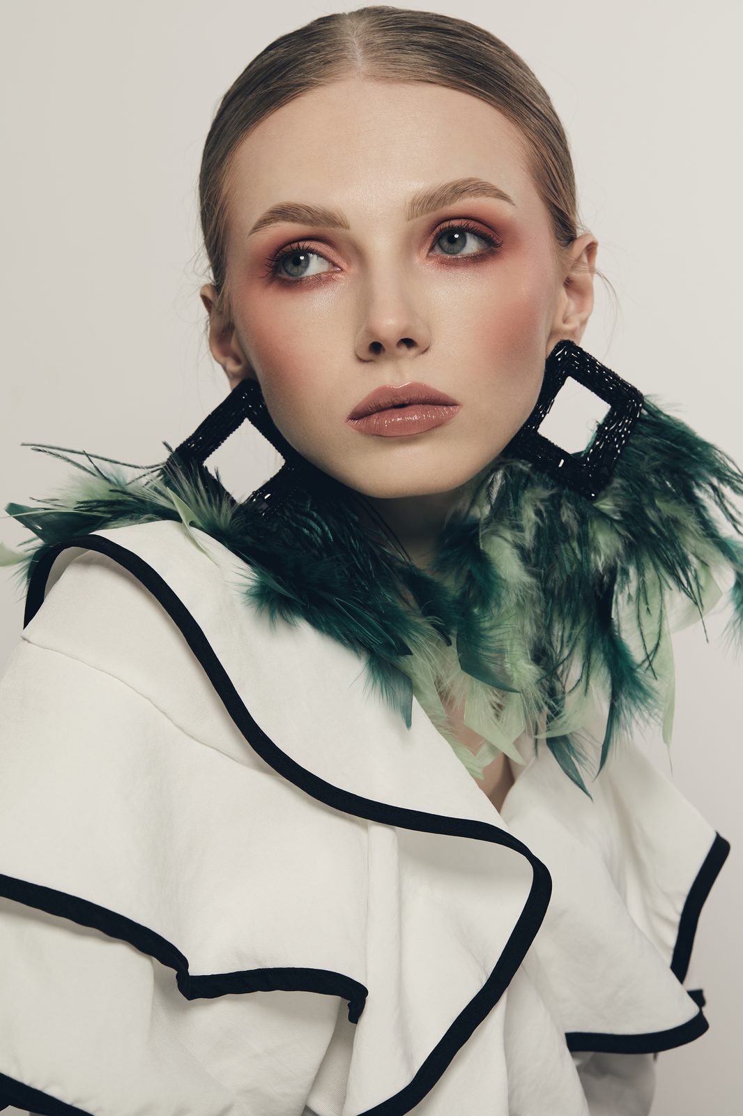 Fashion editorial – pióra close-up – Klaudia Czech